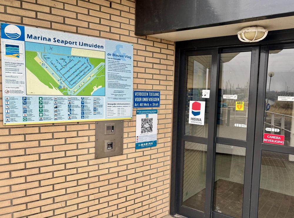 Toegangspunt van een jachthaven met i-Marina QR-code