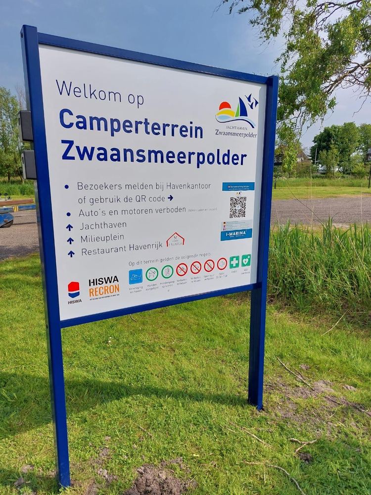 Welkomstbord van een camperterrein met i-Marina QR-code voor zelfaanmelding