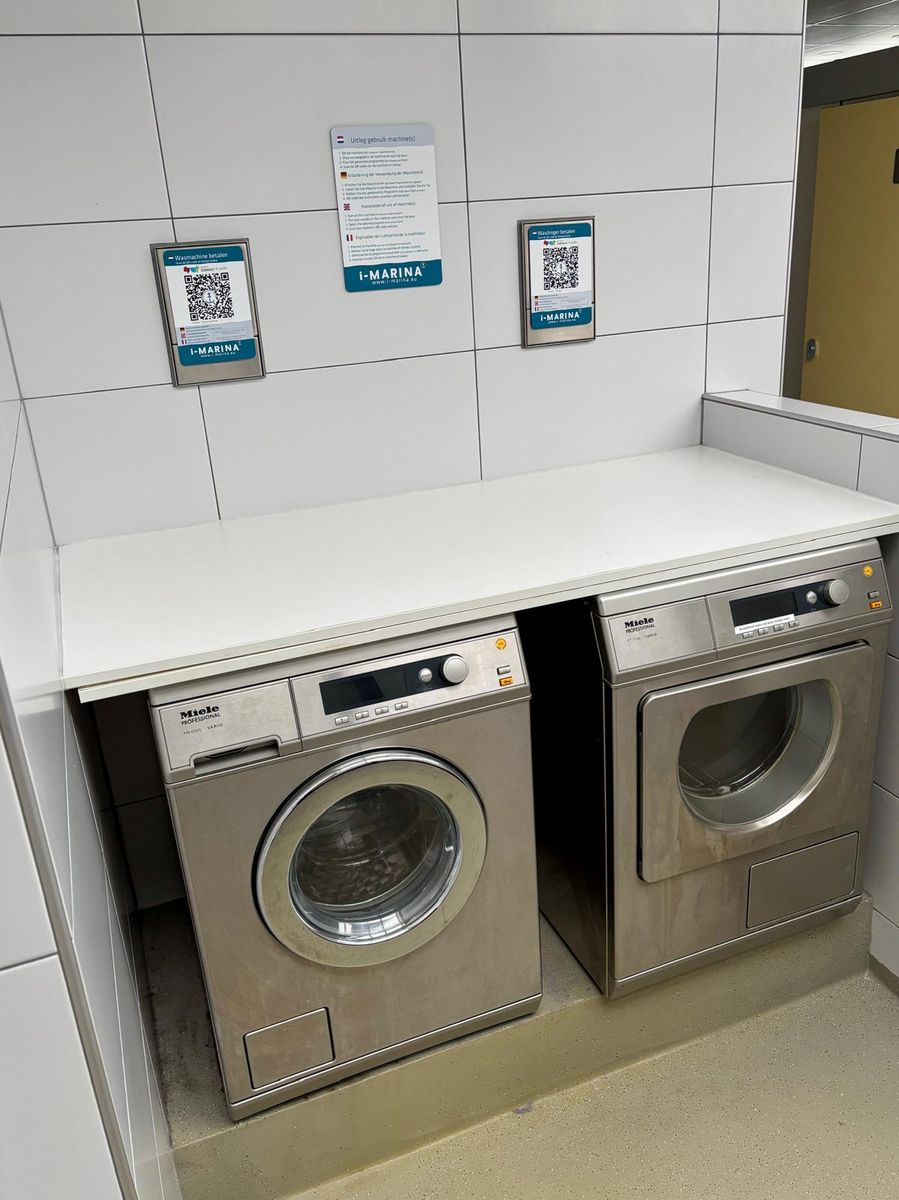 Wasmachine en droger met QR-betaalbordjes