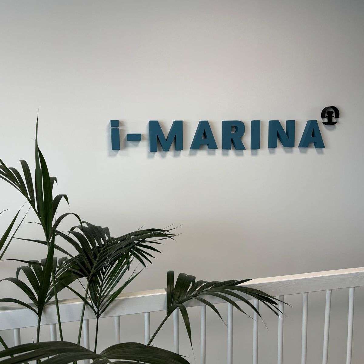 i-Marina logo aan de wand in het kantoor