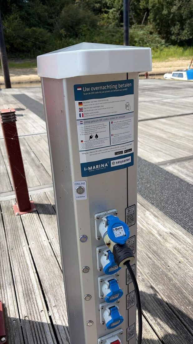 Servicezuil met stroom- en wateraansluitingen en i-Marina QR-codes